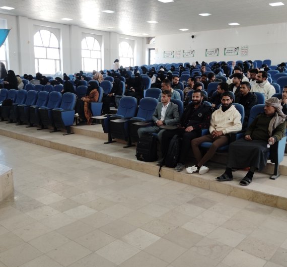 كلية اللغات بجامعة صنعاء تقيم حفل تكريم لطلابها المتميزين في الأنشطة واللجان الطلابية - صورة05