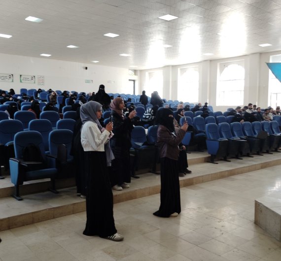 كلية اللغات بجامعة صنعاء تقيم حفل تكريم لطلابها المتميزين في الأنشطة واللجان الطلابية - صورة08