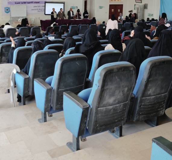 كلية اللغات بجامعة صنعاء تقيم حفل تكريم لطلابها المتميزين في الأنشطة واللجان الطلابية - صورة11