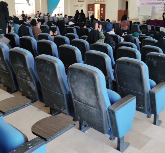 كلية اللغات بجامعة صنعاء تقيم حفل تكريم لطلابها المتميزين في الأنشطة واللجان الطلابية - صورة12