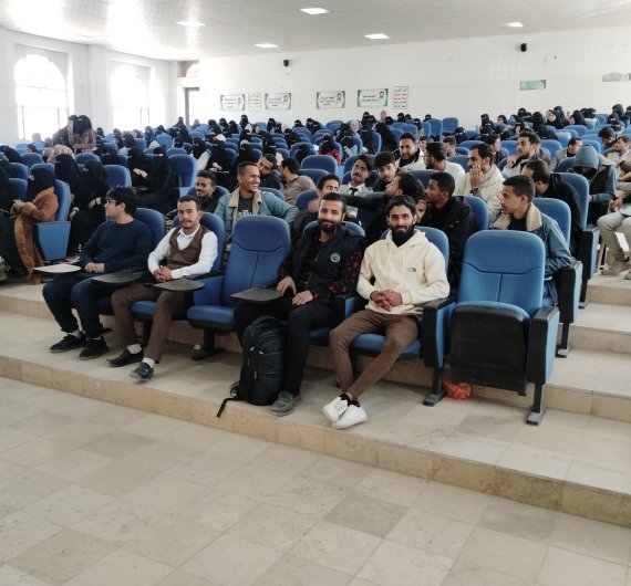 كلية اللغات بجامعة صنعاء تقيم حفل تكريم لطلابها المتميزين في الأنشطة واللجان الطلابية - صورة14