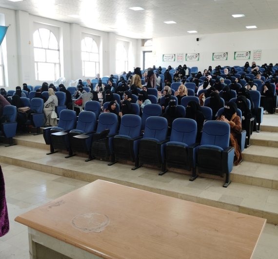 كلية اللغات بجامعة صنعاء تقيم حفل تكريم لطلابها المتميزين في الأنشطة واللجان الطلابية - صورة16