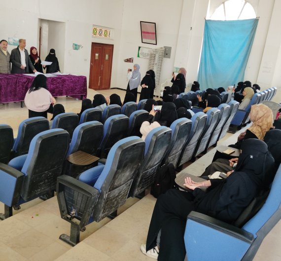 كلية اللغات بجامعة صنعاء تقيم حفل تكريم لطلابها المتميزين في الأنشطة واللجان الطلابية - صورة18