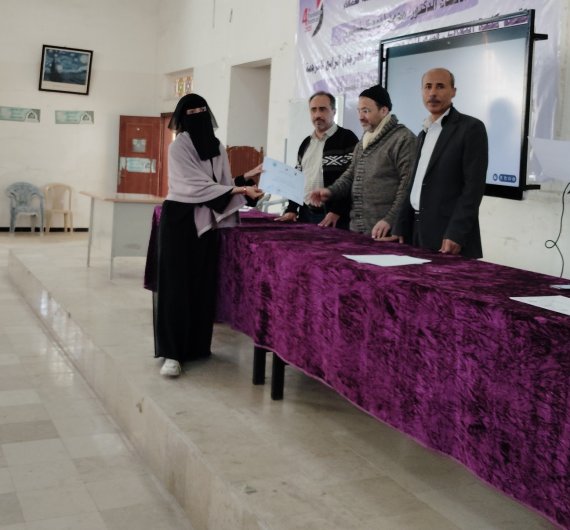 كلية اللغات بجامعة صنعاء تقيم حفل تكريم لطلابها المتميزين في الأنشطة واللجان الطلابية - صورة21