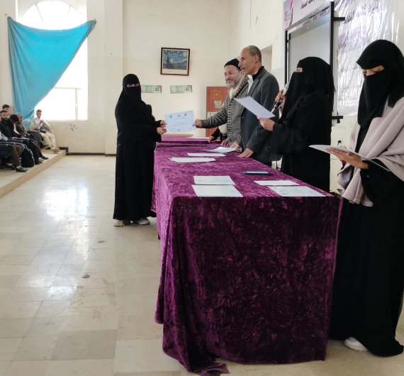 كلية اللغات بجامعة صنعاء تقيم حفل تكريم لطلابها المتميزين في الأنشطة واللجان الطلابية - صورة22