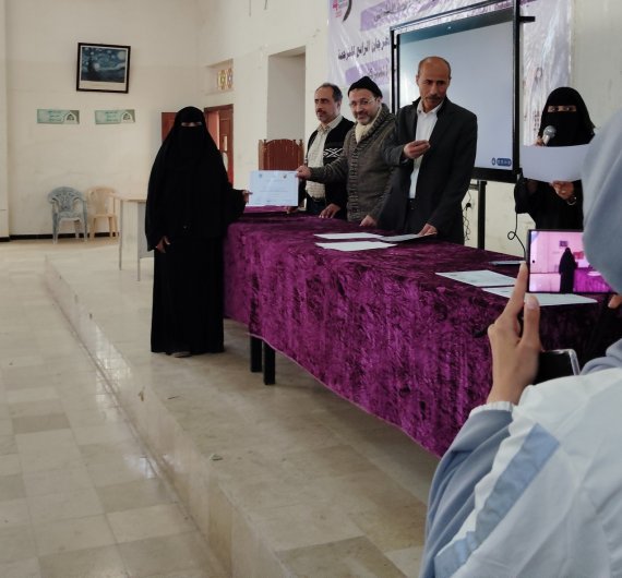 كلية اللغات بجامعة صنعاء تقيم حفل تكريم لطلابها المتميزين في الأنشطة واللجان الطلابية - صورة23