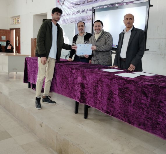 كلية اللغات بجامعة صنعاء تقيم حفل تكريم لطلابها المتميزين في الأنشطة واللجان الطلابية - صورة31