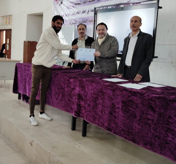 كلية اللغات بجامعة صنعاء تقيم حفل تكريم لطلابها المتميزين في الأنشطة واللجان الطلابية - صورة33