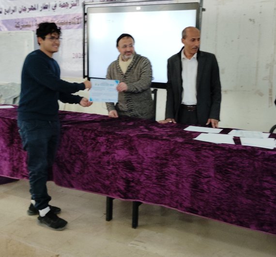 كلية اللغات بجامعة صنعاء تقيم حفل تكريم لطلابها المتميزين في الأنشطة واللجان الطلابية - صورة39