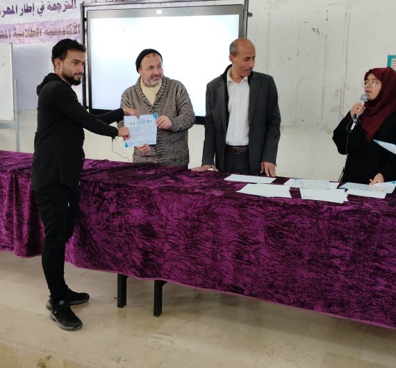 كلية اللغات بجامعة صنعاء تقيم حفل تكريم لطلابها المتميزين في الأنشطة واللجان الطلابية - صورة40