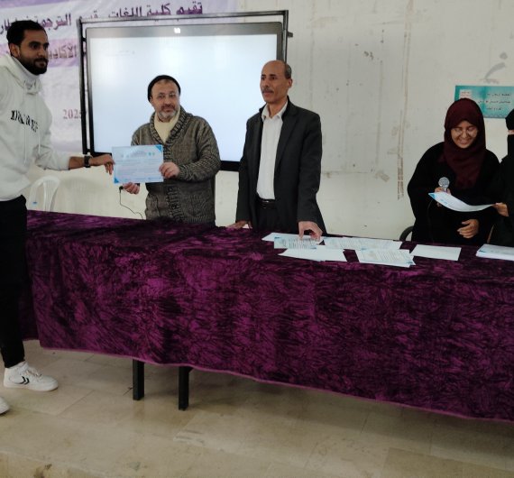 كلية اللغات بجامعة صنعاء تقيم حفل تكريم لطلابها المتميزين في الأنشطة واللجان الطلابية - صورة42