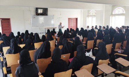 كلية اللغات تدشن الدراسة لطلاب المستوى الأول للعام الجامعي الجديد 1448هـ