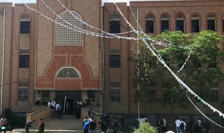 طلاب كلية البترول والموارد الطبيعية ينفذون حملة نظافة شاملة للكلية