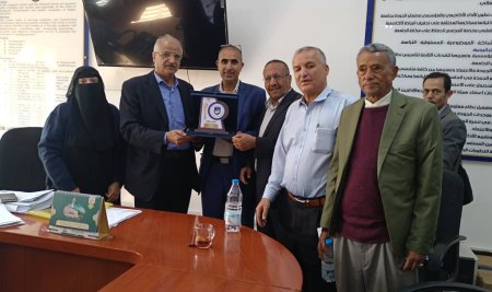 عميد كلية الطب البيطري يتسلّم درع الاعتماد الذهبي من مجلس الاعتماد الأكاديمي