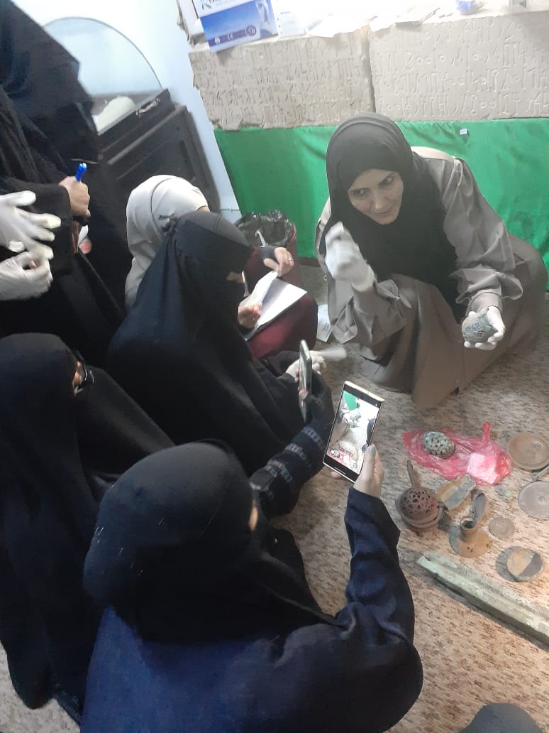 طلاب الآثار والسياحة ينفذون جانبًا تطبيقيًا لدراسة تلف المقتنيات المعدنية بالمتحف