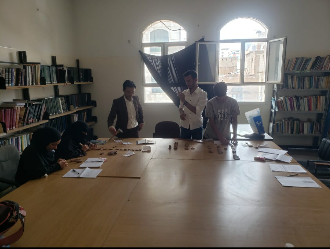 تدريب طلاب المستوى الثالث على فرز وتصنيف وتحليل الكسر الفخارية بموقع خراب المجير