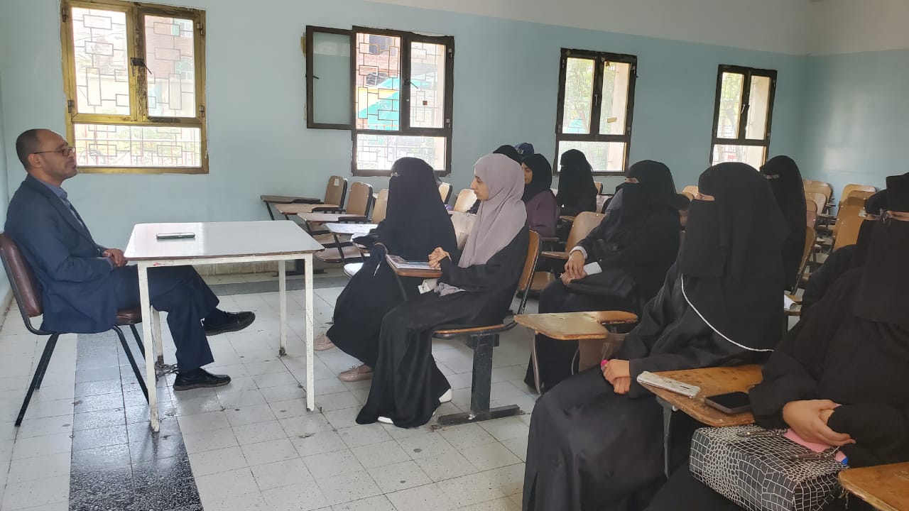عميد كلية الآداب والعلوم الإنسانية يلتقي مندوبي الأقسام والمستويات