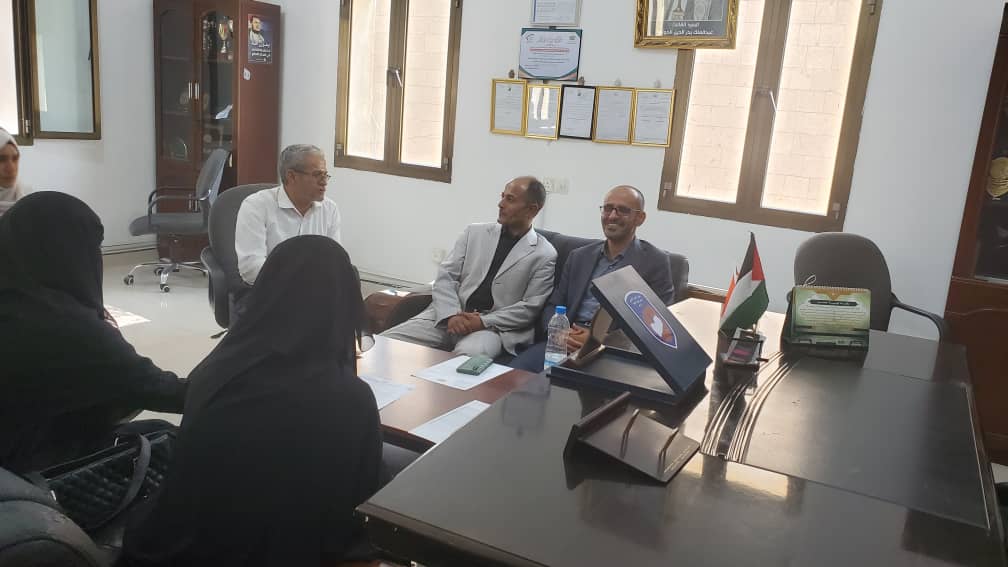 كلية الآداب والعلوم الإنسانية تستقبل فريقًا من مركز التطوير وضمان الجودة لتقييم مستوى الأداء الأكاديمي والإداري