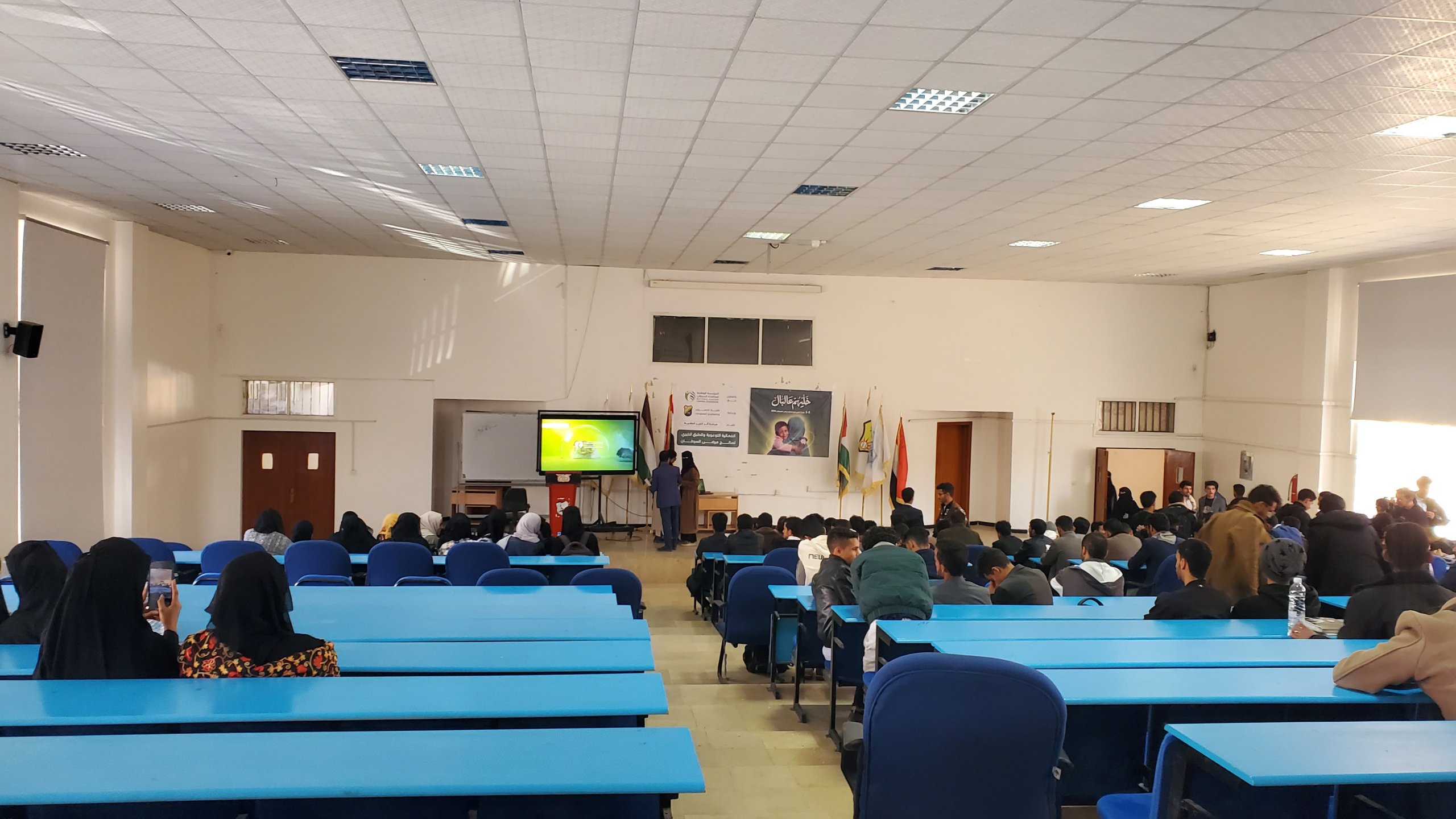 كلية الحاسوب وتكنولوجيا المعلومات تنظم فعالية توعوية وطبقًا خيريًا لصالح مرضى السرطان