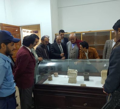 رئيس الجامعة يزور كلية الآداب والعلوم الإنسانية ويؤكد أهمية تجويد العملية التعليمية والأكاديمية والبحثية