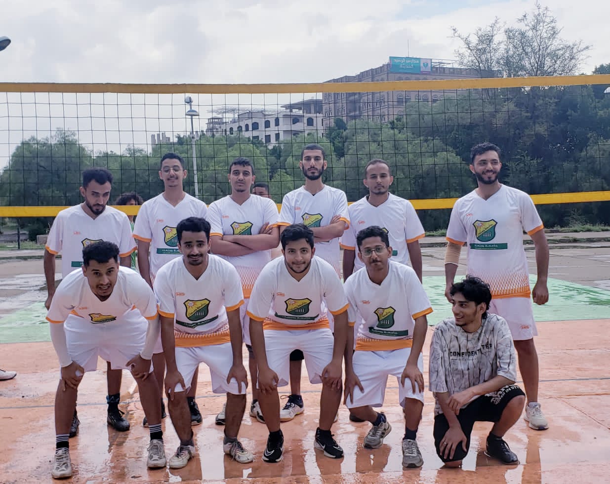 فريق كلية الطب والعلوم الصحية يتأهل إلى نصف نهائي بطولة الكرة الطائرة بجامعة صنعاء