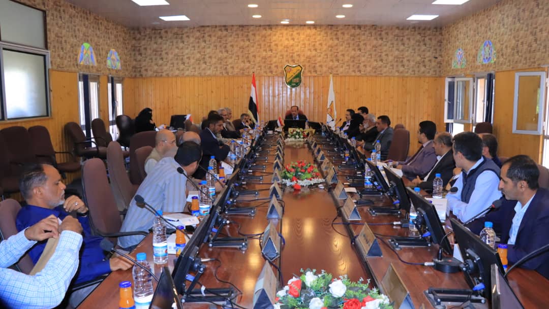 يخصص ست جوائز مالية سنوية للنشر في مجلات الجامعة