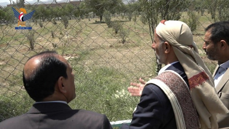 القائم بأعمال رئيس الوزراء يتفقد جامعة صنعاء ويؤكد دعم الحكومة للتعليم العالي