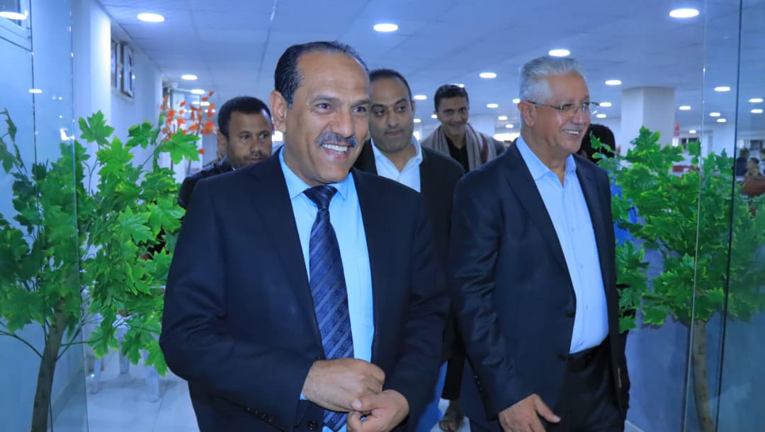 رئيس جامعة صنعاء والمدير التنفيذي لشركة يمن موبايل يتفقدان سير الأداء في أكبر مركز امتحاني على مستوى اليمن