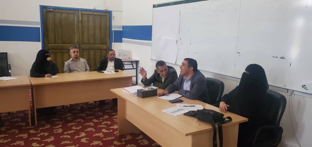 مناقشة تطوير الأداء الإداري وتعزيز التحول المؤسسي في مركز الإدارة العامة .