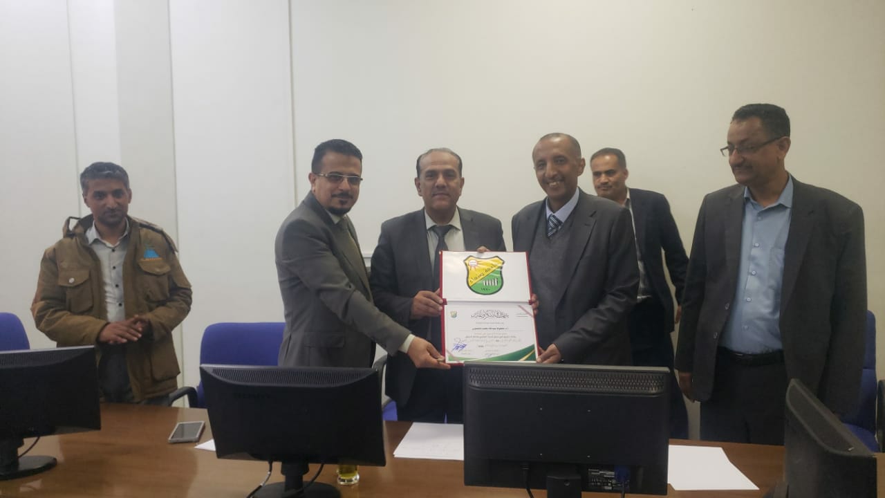 رئيس جامعة صنعاء يكرّم اثنين من علماء الجامعة
