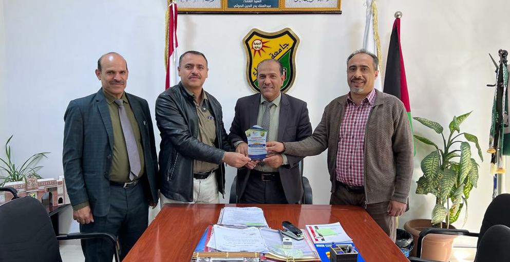 كلية اللغات تكرّم رئيس الجامعة تقديراً لدعمه مهرجان الترجمة الرابع