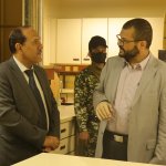 رئيس جامعة صنعاء يستقبل وزير الصحة والبيئة ويطلعُه على جاهزية معامل مركز المختبرات المركزية بكلية الزراعة والأغذية والبيئة٤
