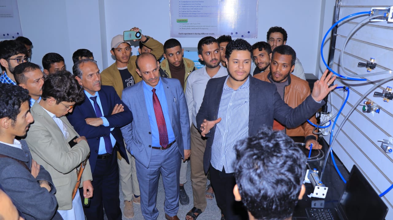 رئيس الجامعة يطّلع على تشغيل بنش النيوماتيك خلال زيارته التفقدية لكلية الهندسة