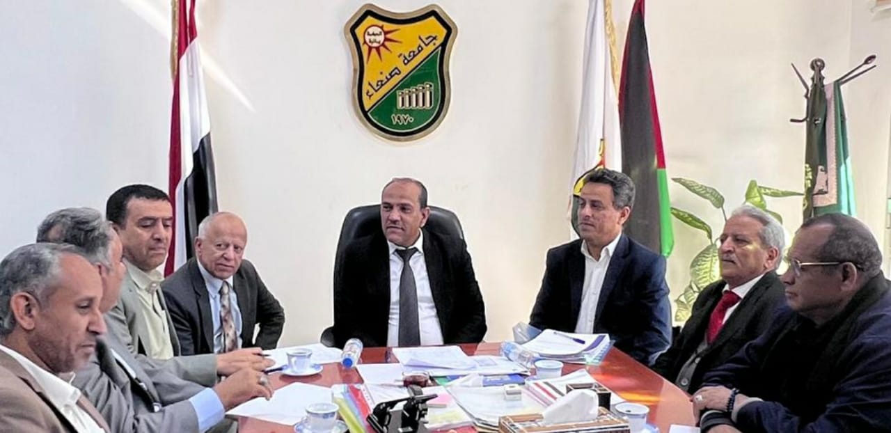 رئيس جامعة صنعاء يلتقي لجنة الرصانة بالمراكز العلمية والبحثية ويؤكد أهمية تجويد الرسائل العلمية